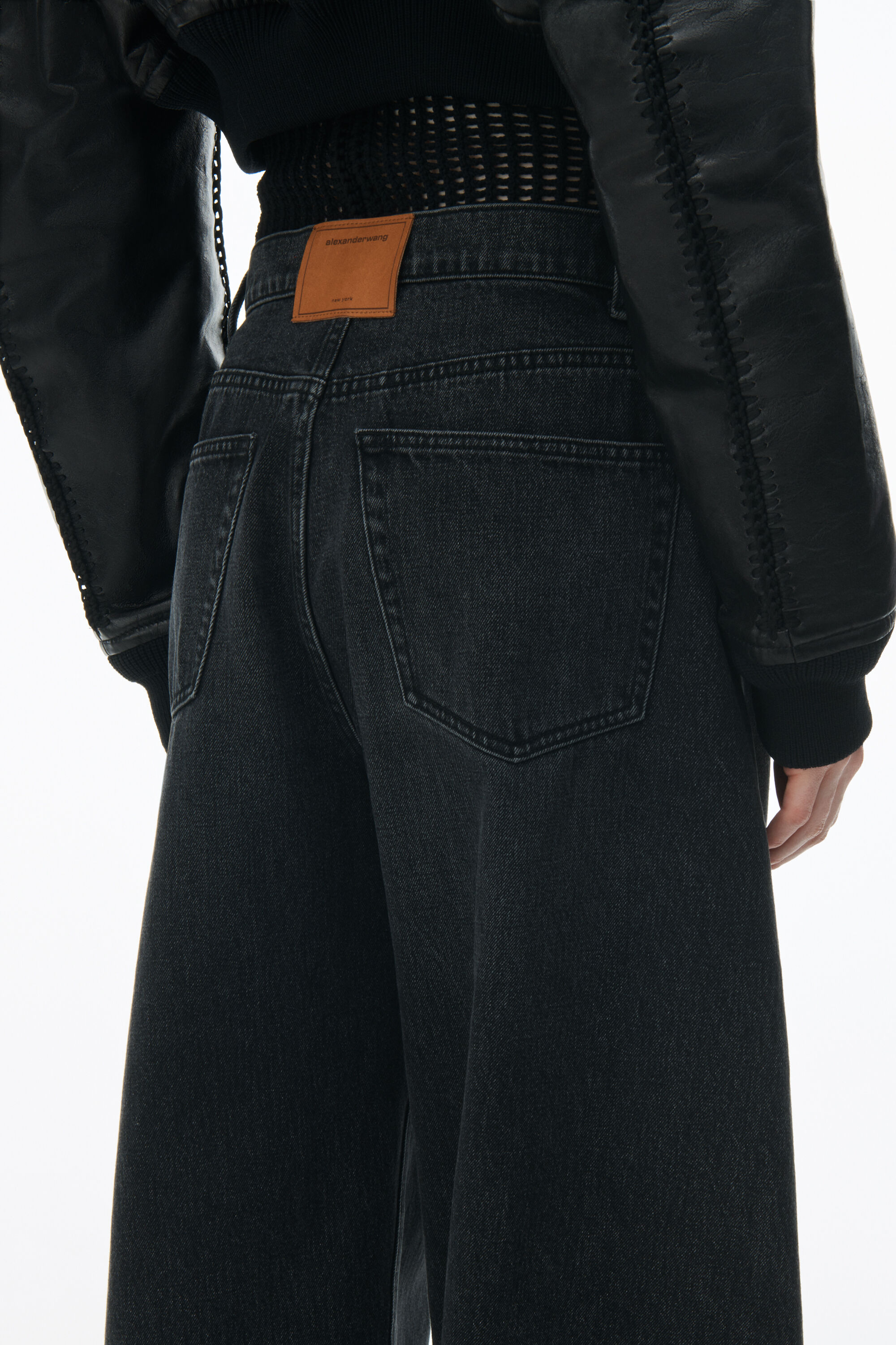 送料無料の通販 Oversized Low Rise Jeans in GREY AGED | alexanderwang® パンツ