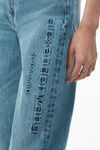 Jeans EZ con vita media e logo goffrato