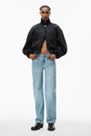 alexander wang denim-jeans mit v-front und logoschild vintage faded indigo