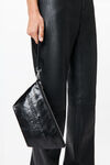 Alexander Wang black punch 裂纹漆皮腕带手拿包