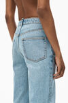 alexander wang denim-jeans mit v-front und logoschild vintage faded indigo