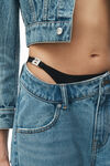 ASYMMETRISCHE DENIM-JEANS MIT HERAUSSCHAUENDEM BIKINI-DETAIL