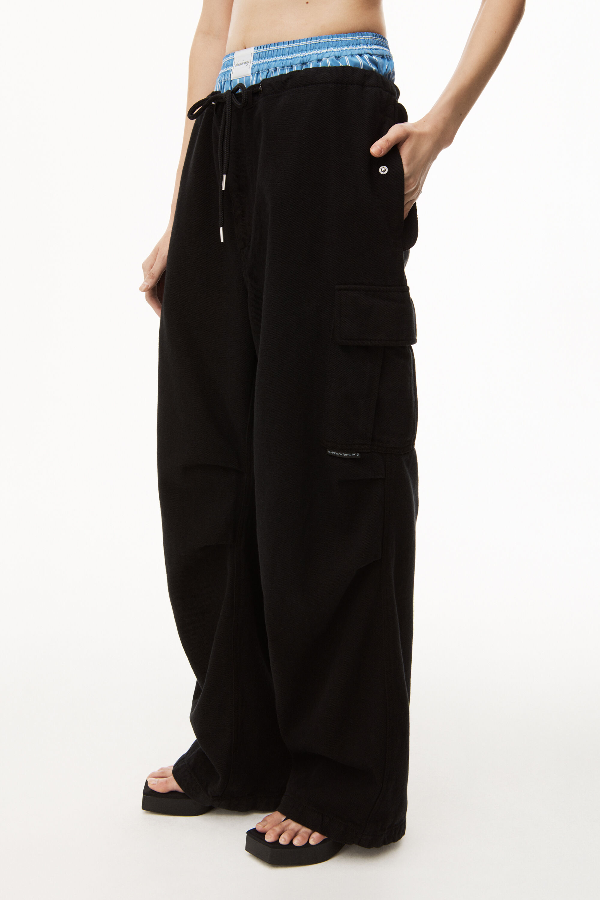 PANTALON PARACHUTE EN JEAN NOIR DÉLAVÉ