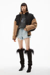 Alexander Wang pebble bleach shorts con orlo sfilacciato in denim con logo