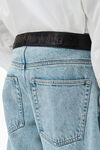 jeans in denim con cintura di pelle e applicazione con logo