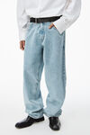 denim-jeans mit ledergürtel und logoaufnäher