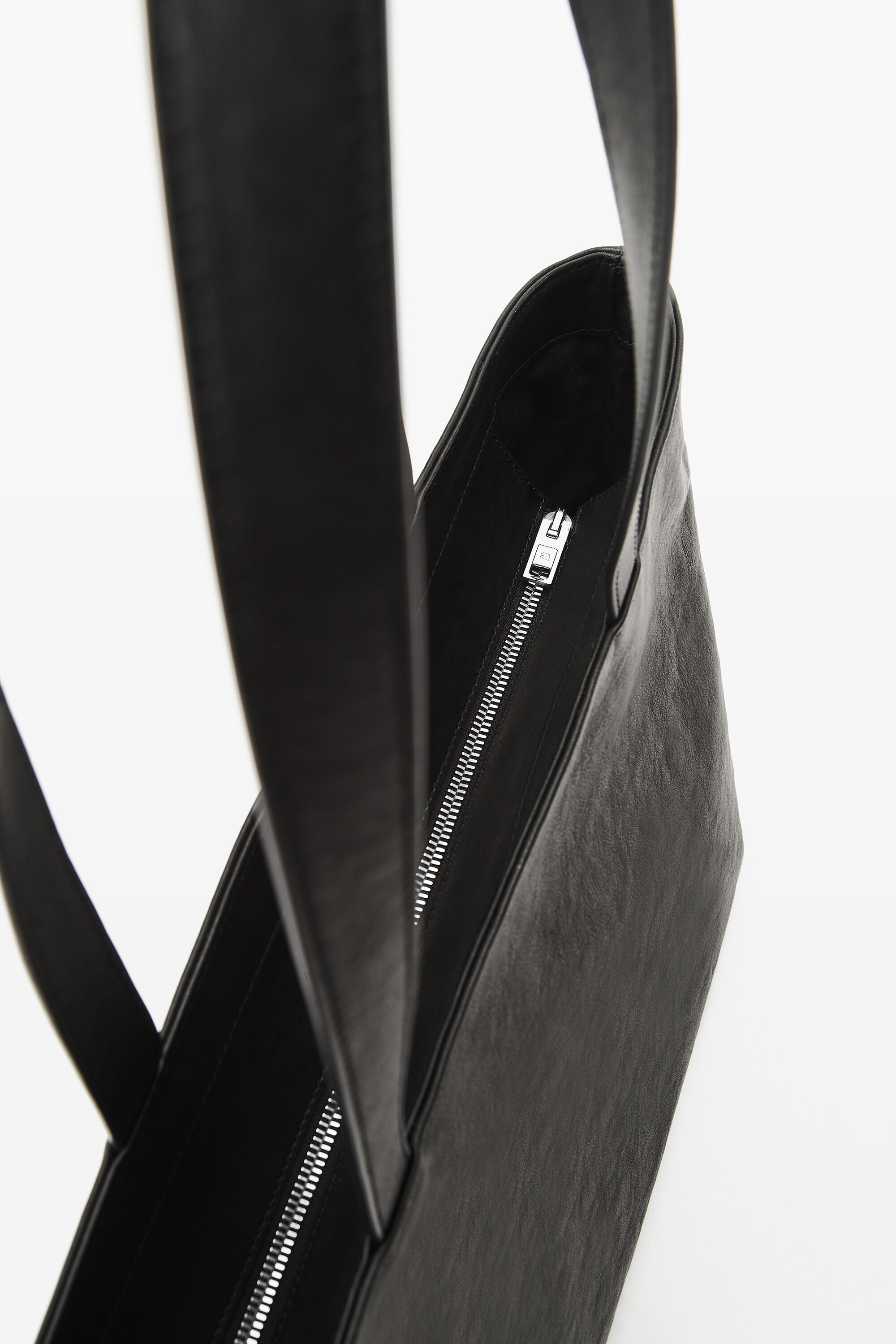 Punch Medium Tote in BLACK | alexanderwang®