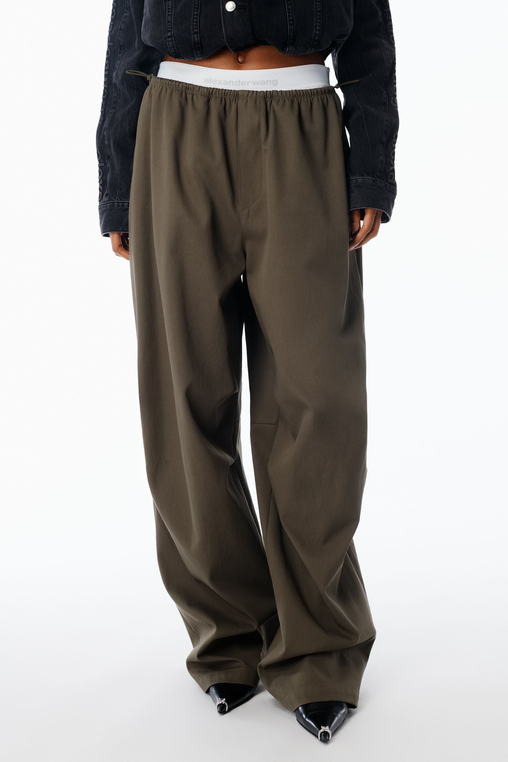 Alexander wang ×  ズボン 深緑 Pre-styled Mid-Rise Track Pant in ARMY GREEN | alexanderwang®
